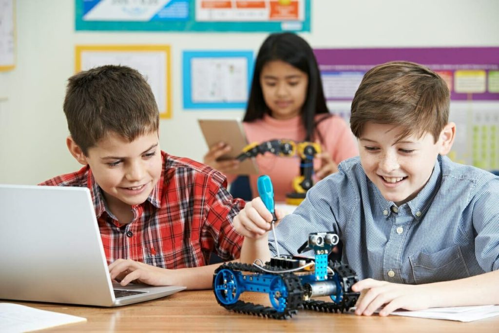 چطور کودکان را به آموزش رباتیک علاقمند کنیم؟